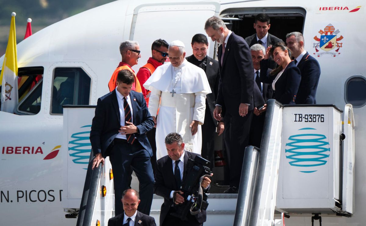Problema técnico en el avión retrasa la salida del papa León XIV de España